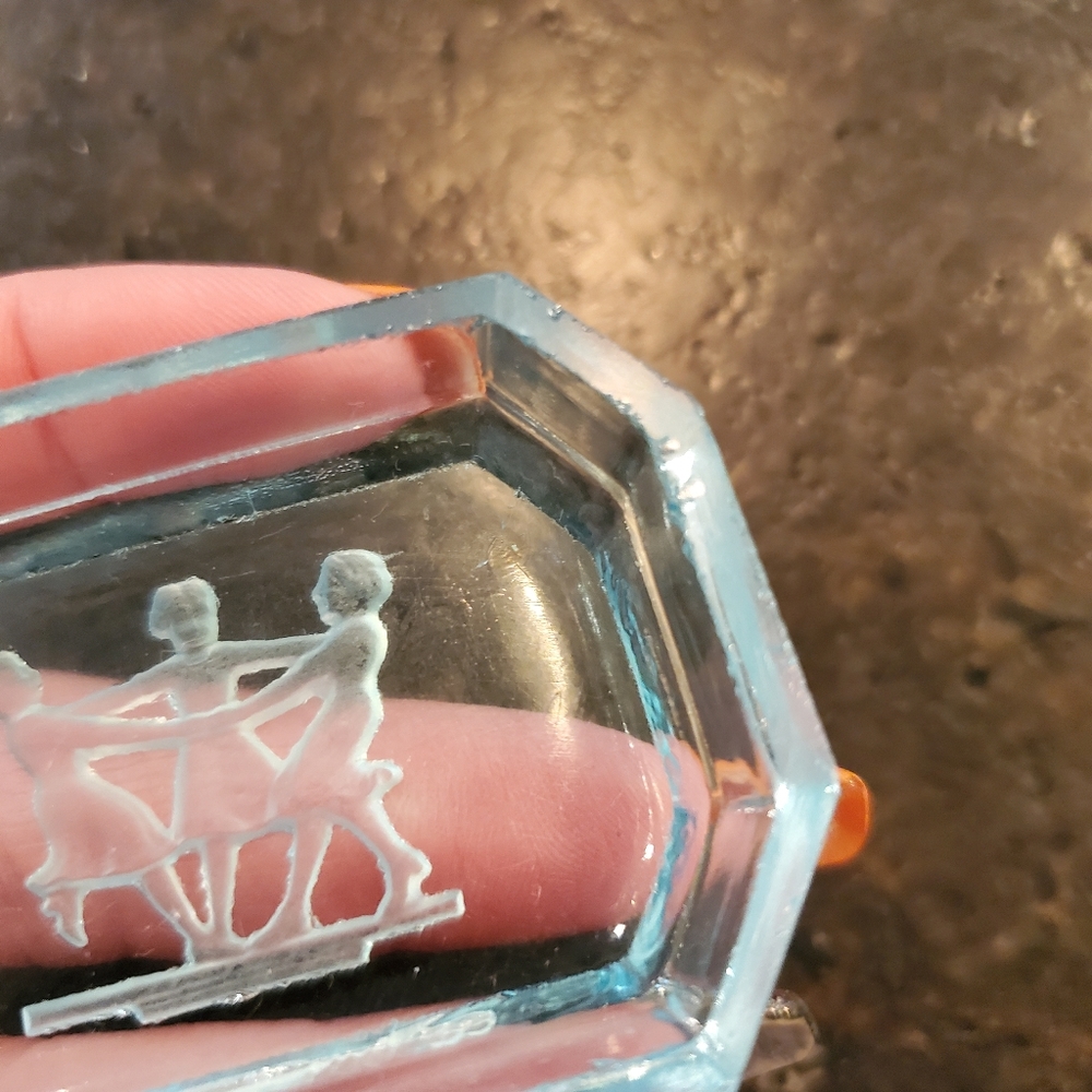 2 vintage '30s pressed glass ashtrays/salt cellars with etched child motif - Picture 9 of 14